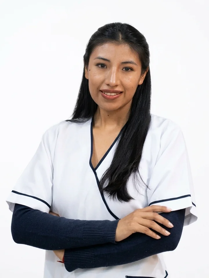 Lic. Daniela Choque, sonriendo con los brazos cruzados