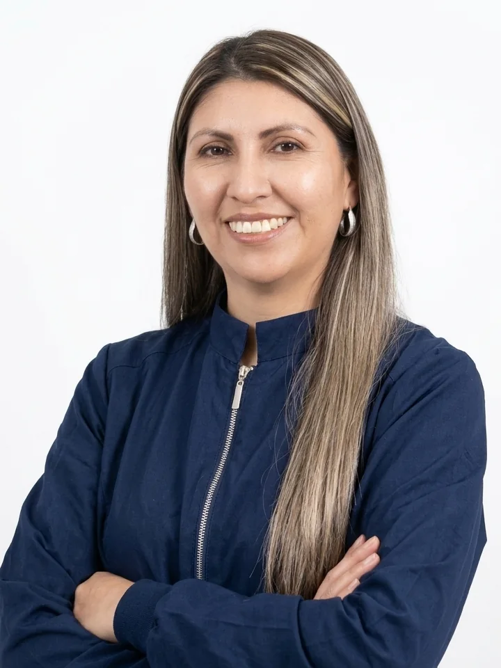 Dra. Verónica Mamani, sonriendo con los brazos cruzados